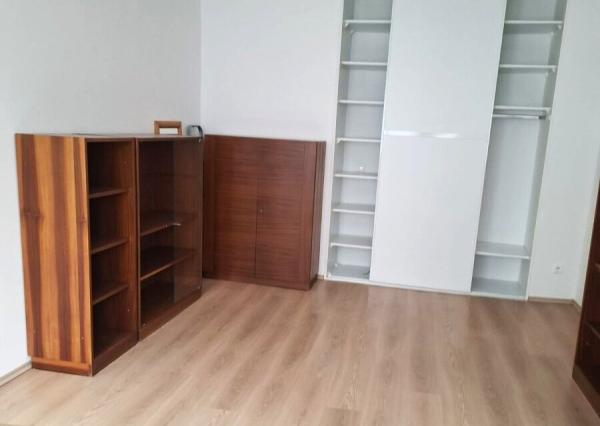 VEĽKÝ 1 izbový byt _ Kadnárova ul. Bratislava