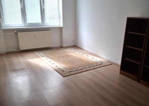 VEĽKÝ 1 izbový byt _ Kadnárova ul. Bratislava
