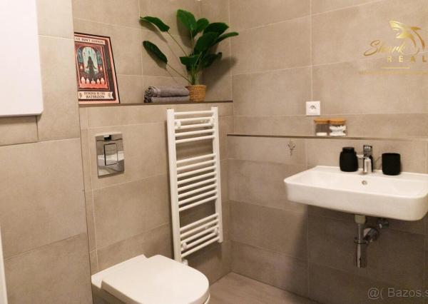 Na prenájom kompletne zariadený 2-izbový apartmán v centre Bratislavy – Vysoká ulica