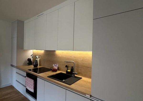 Na prenájom kompletne zariadený 2-izbový apartmán v centre Bratislavy – Vysoká ulica