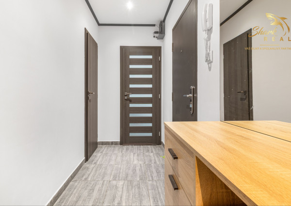 Priestranný 3-izbový byt s balkónom kúsok od stanice – Piešťany
