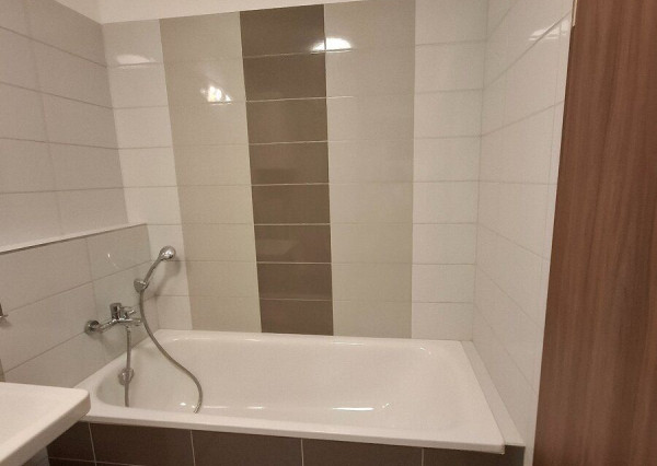 Ponúkame na prenájom svetlý a moderne zariadený 2-izbový byt v novostavbe Tammi