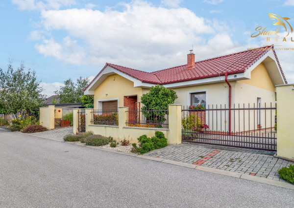 Moderný 3-izbový bungalov s garážou, dielňou a krásnou záhradou – Hôrka nad Váhom