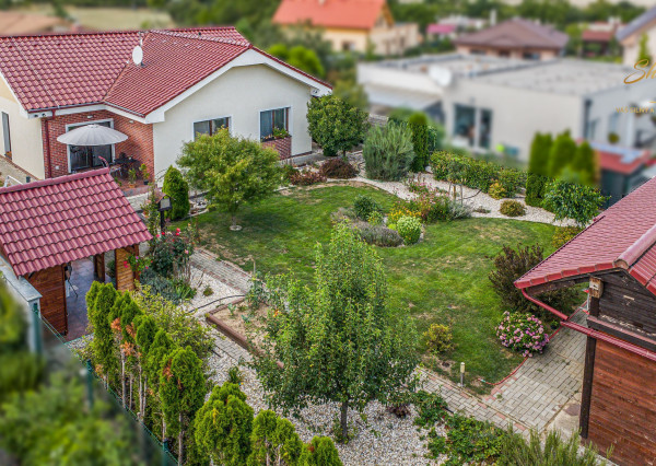 Moderný 3-izbový bungalov s garážou, dielňou a krásnou záhradou – Hôrka nad Váhom