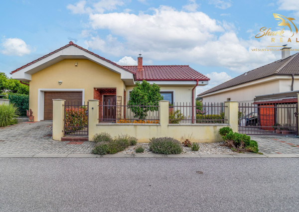 Moderný 3-izbový bungalov s garážou, dielňou a krásnou záhradou – Hôrka nad Váhom