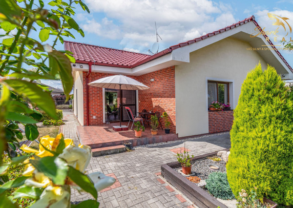 Moderný 3-izbový bungalov s garážou, dielňou a krásnou záhradou – Hôrka nad Váhom