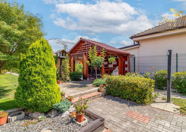 Moderný 3-izbový bungalov s garážou, dielňou a krásnou záhradou – Hôrka nad Váhom
