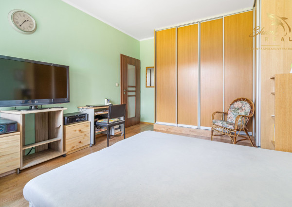 Moderný 3-izbový bungalov s garážou, dielňou a krásnou záhradou – Hôrka nad Váhom