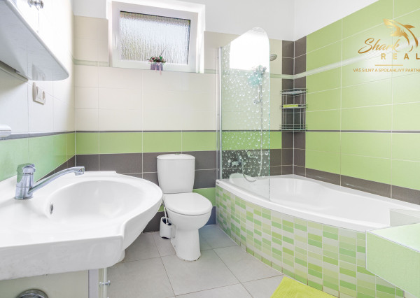 Moderný 3-izbový bungalov s garážou, dielňou a krásnou záhradou – Hôrka nad Váhom