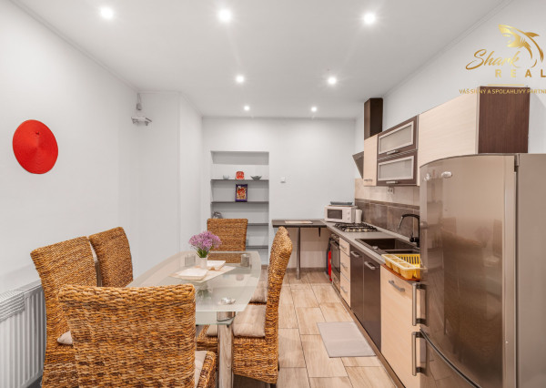 NA PREDAJ - Exkluzívne - Reštaurácia s terasou, barom a apartmánom.