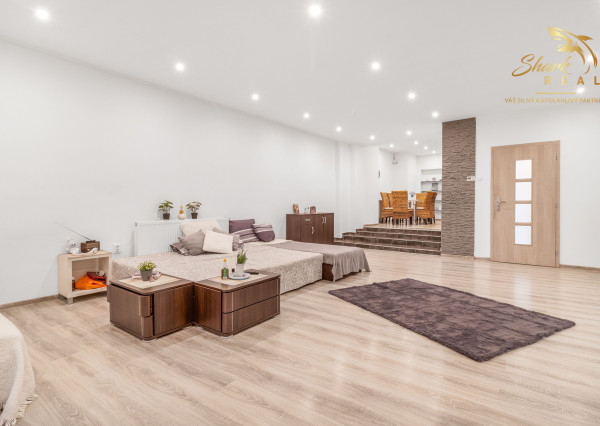 NA PREDAJ - Exkluzívne - Reštaurácia s terasou, barom a apartmánom.