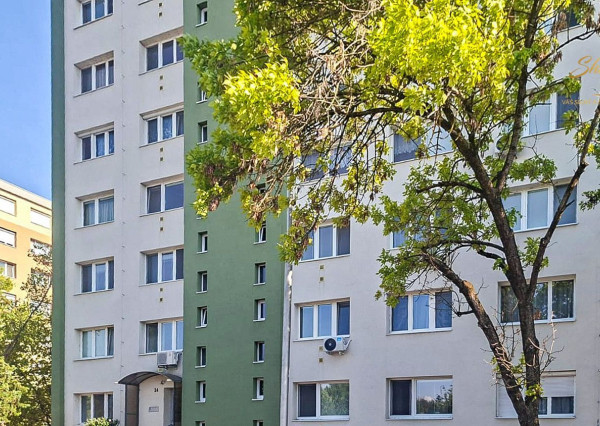 Hotová investícia v Komárne: zariadený 1-izbový byt po rekonštrukcii pri stanici