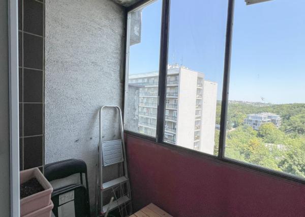 Pet-friendly, s dušou a výhľadom. 2i byt v tichu, 10 minút od centra.