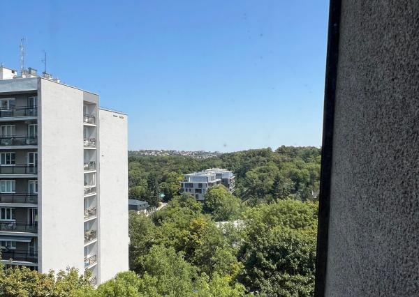 Pet-friendly, s dušou a výhľadom. 2i byt v tichu, 10 minút od centra.