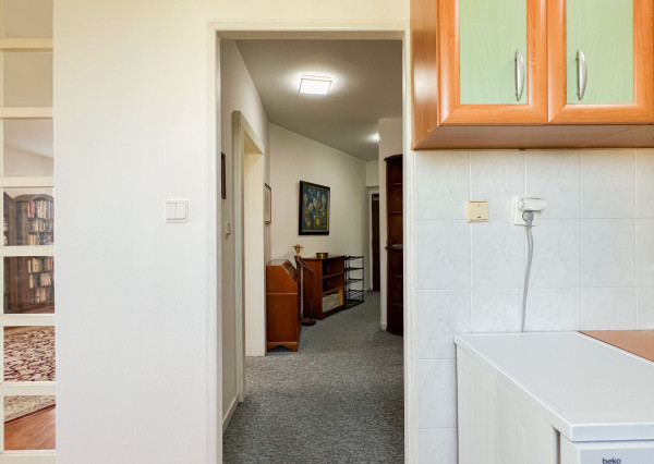 Pet-friendly, s dušou a výhľadom. 2i byt v tichu, 10 minút od centra.