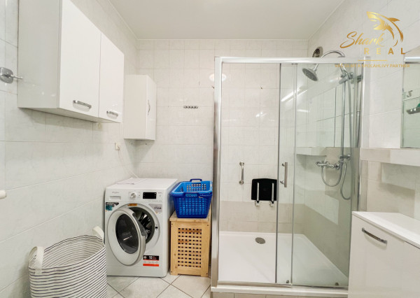 Pet-friendly, s dušou a výhľadom. 2i byt v tichu, 10 minút od centra.