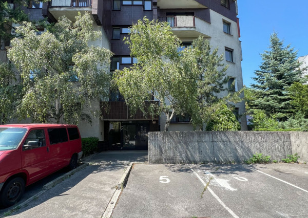 Pet-friendly, s dušou a výhľadom. 2i byt v tichu, 10 minút od centra.