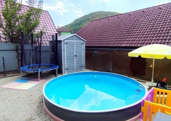 NOVINKA! Moderný 4-izbový byt s garážou, bazénom a záhradou