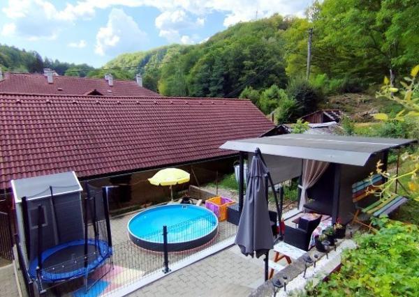 NOVINKA! Moderný 4-izbový byt s garážou, bazénom a záhradou