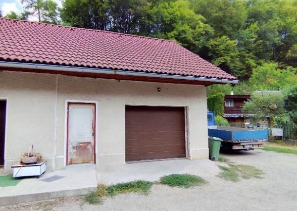 NOVINKA! Moderný 4-izbový byt s garážou, bazénom a záhradou