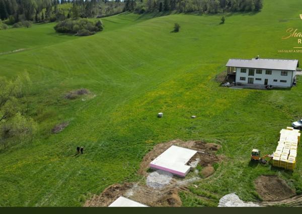 Jedinečný stavebný pozemok so záhradami a krásnymi výhľadmi v Ižipovciach – spolu približne 3 300 m²