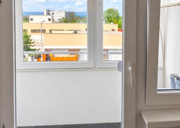 Na prenájom | Priestranný 3-izbový byt s balkónom a možnosťou garáže | Domkárska ulica, Bratislava – Ružinov