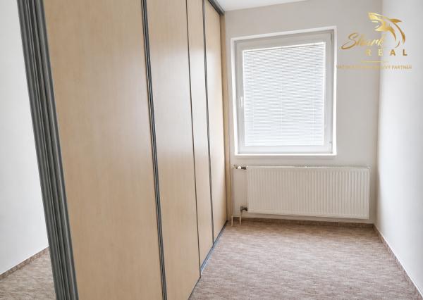 Na prenájom | Priestranný 3-izbový byt s balkónom a možnosťou garáže | Domkárska ulica, Bratislava – Ružinov