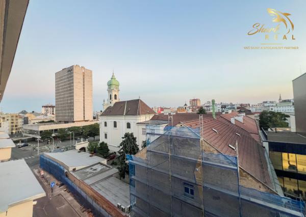 Historické centrum za dverami, bývanie na najvyššom poschodí | S klimatizáciou a pivnicou | Hollého ulica