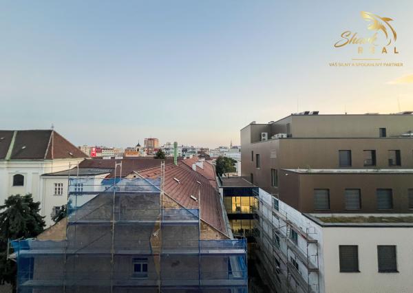 Historické centrum za dverami, bývanie na najvyššom poschodí | S klimatizáciou a pivnicou | Hollého ulica