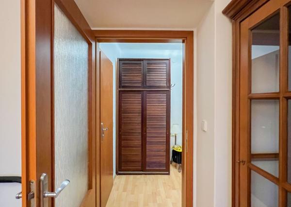 Historické centrum za dverami, bývanie na najvyššom poschodí | S klimatizáciou a pivnicou | Hollého ulica