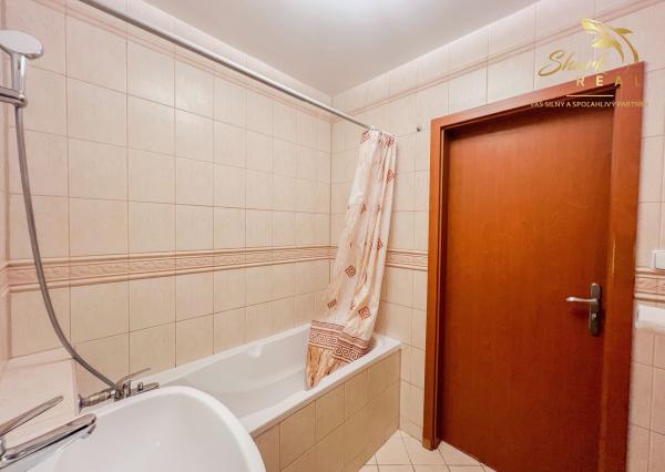 Historické centrum za dverami, bývanie na najvyššom poschodí | S klimatizáciou a pivnicou | Hollého ulica