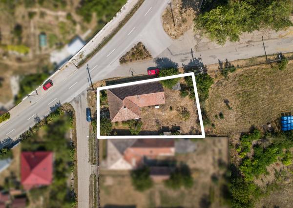 Vidiecky dom s veľkým pozemkom a zdravou konštrukciou - Čechy