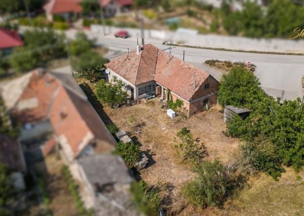 Vidiecky dom s veľkým pozemkom a zdravou konštrukciou - Čechy