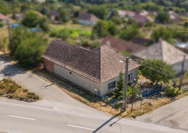 Vidiecky dom s veľkým pozemkom a zdravou konštrukciou - Čechy