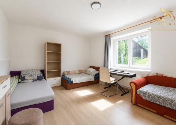 Priestranný rodinný dom s pozemkom 1 623 m² v Pavlovej Vsi – len pár minút od Tatralandie