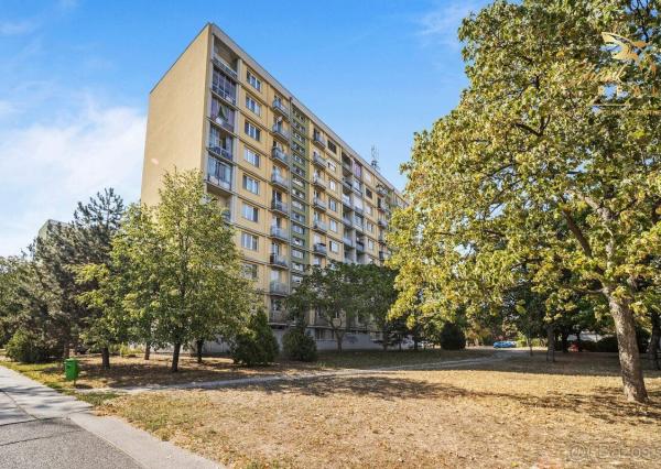 Na prenájom kompletne zariadený 2-izbový byt s balkónom a lodžiou – Komárnická, Ružinov