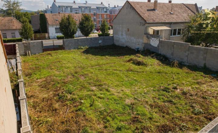 Atraktívny stavebný pozemok pri hlavnej ceste v Piešťanoch - fotografia 3