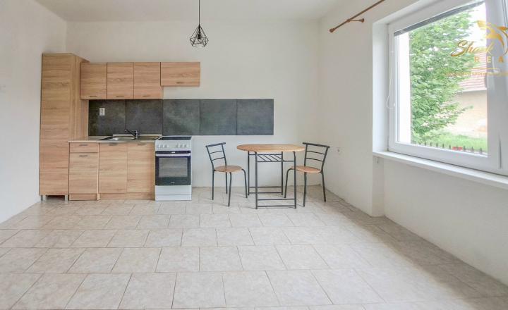 ZNÍŽENÁ CENA! Priestranný rodinný dom, vhodný aj ako INVESTÍCIA na prenájom - fotografia 3
