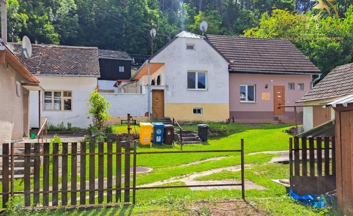 Malebný romantický domček pod lesom - fotografia 1