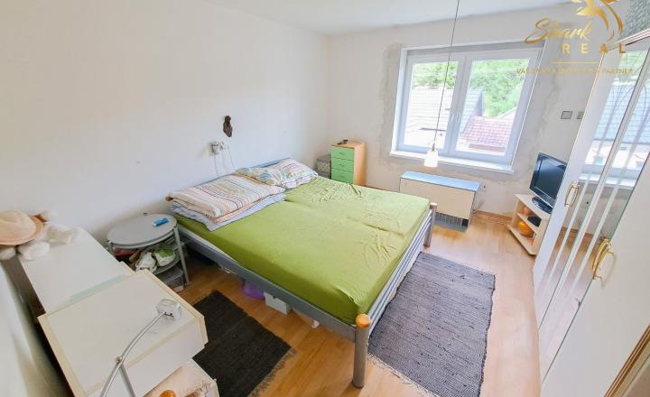 Malebný romantický domček pod lesom - fotografia 10