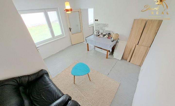 Starší domček s krásnym pozemkom - fotografia 12