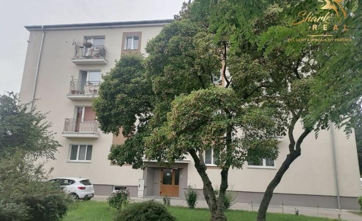 Na predaj priestranný slnečný 3-izbový byt na Krajinskej ulici - fotografia 1