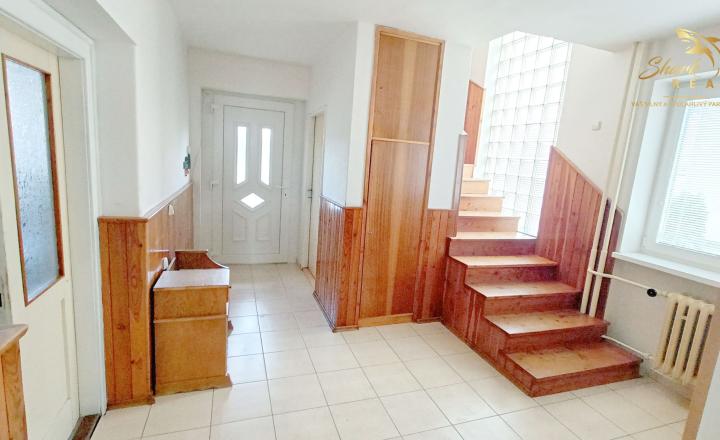 Priestranný rodinný dom s veľkou záhradou v TOP lokalite! - fotografia 1
