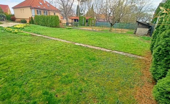 Priestranný rodinný dom s veľkou záhradou v TOP lokalite! - fotografia 14