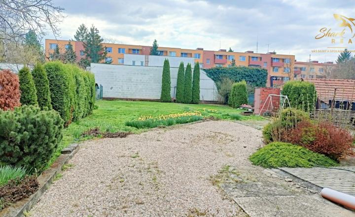 Priestranný rodinný dom s veľkou záhradou v TOP lokalite! - fotografia 15