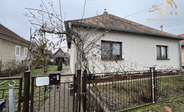 REZERVOVANÉ - Priestranný a udržiavaný 5 izbový rodinný dom na okraji obce - fotografia 1