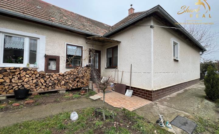 REZERVOVANÉ - Priestranný a udržiavaný 5 izbový rodinný dom na okraji obce - fotografia 11