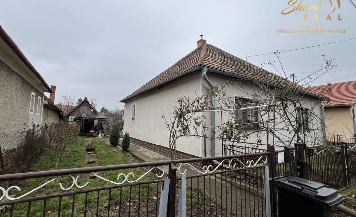 REZERVOVANÉ - Priestranný a udržiavaný 5 izbový rodinný dom na okraji obce - fotografia 13