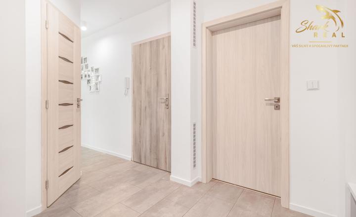 Svetlý dizajnový byt s nadštandardným zariadením - Javorová, Piešťany - fotografia 17