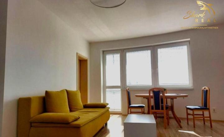 Na prenájom slnečný priestranný 2 izbový byt v Nemšovej - fotografia 1